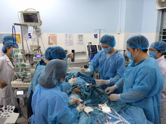 Những phút giây thận trọng tới từng thao tác nhỏ nhất của các bác sĩ của 2 bệnh viện Nhi đồng 1 và Chợ Rẫy tại phòng đặt chạy máy ECMO cứu sống bệnh nhi V.N.T.O.