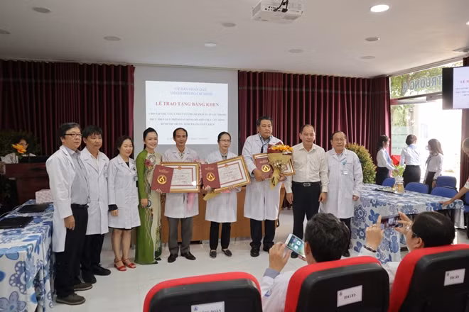 Các cá nhân và tập thể bác sĩ bệnh viện Nhi đồng 1 và Chợ Rẫy đã lên nhận bằng khen và phần thưởng do UBND TP trao tặng trong sáng 27-11.