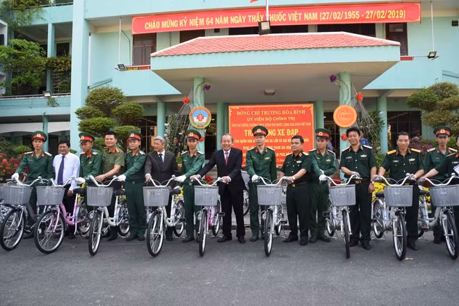 Phó Thủ tướng Thường trực cùng đại diện báo CAND trong chương trình trao tặng xe lăn cho con em CBCS, bác sĩ BV 175 đang làm nhiệm vụ tại Trường Sa và BV dã chiến Nam Sudan.