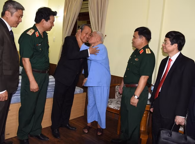 Hình ảnh xúc động ghi nhận tại buổi tới thăm các bệnh nhân tại Khoa Cán bộ Cao cấp của BV 175 của Phó thủ tướng Trương Hoà Bình