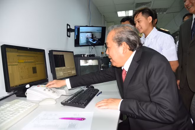 Phó Thủ tướng Thường trực bấm nút vận hành ca bệnh được điều trị trong hệ thống hoá-xạ trị tại Trung tâm Ung bướu -BV 175
