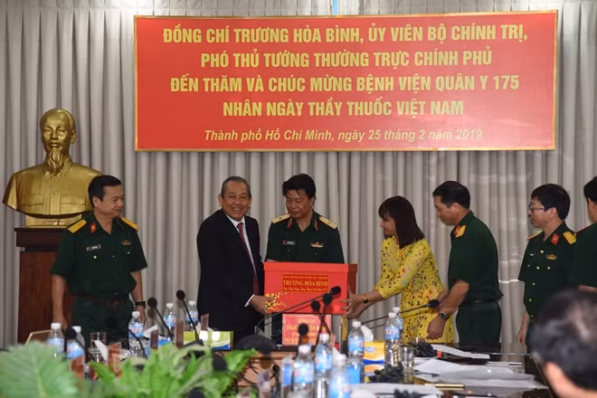 BV 175 tiếp nhận quà Lưu niệm từ Phó Thủ tướng Trương Hoà Bình trao tặng nhân ngày 27-2.