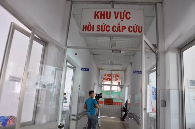Khoa Hồi sức tích cực nơi cách ly, điều trị những trường hợp nặng nhất.