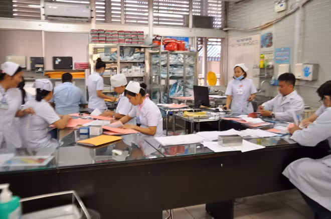 Y bác sĩ Khoa Cấp cứu BV Chợ Rẫy làm việc khẩn trương tích cực theo chế độ trực 3 ca, 4 kíp trong suốt dịp Tết kịp thời tiếp nhận, điều trị cho bệnh nhân.