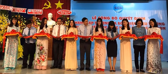 Đại biểu tham dự Lễ cắt băng Khánh thành trường Tiểu học Thực hành Đại học Sài Gòn