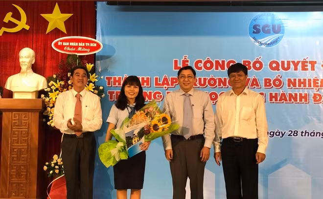 Đại diện UBND TP, lãnh đạo sở GD-ĐT TP trao hoa chúc mừng bà Phạm Thị Thanh Tú - hiệu trưởng Trường Tiểu học Thực hành Đại học Sài Gòn