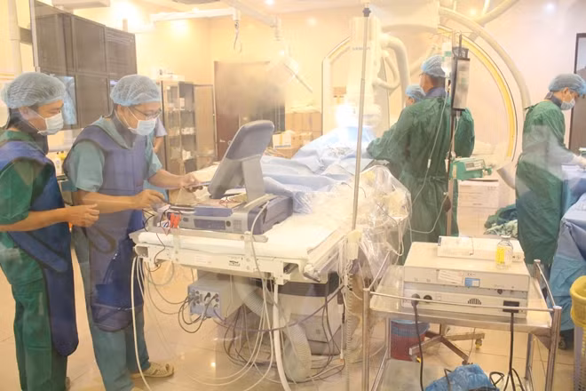 Những hình ảnh ghi nhận tại phòng mổ can thiệp giữa Ê kíp các bác sĩ Bệnh viện 30-4 và Chợ Rẫy đặt máy tái tạo đồng bộ cho bệnh nhân.