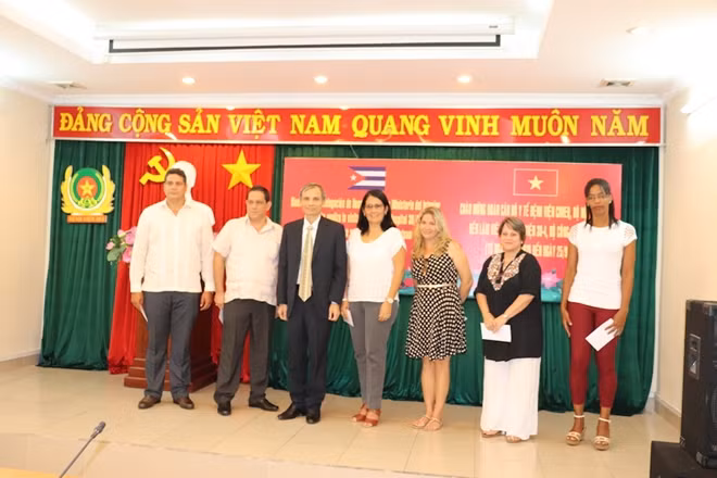 Phó GĐ BV 30-4 – Bác sĩ Nguyễn Văn Khôi tặng quà cho các Chuyên gia y tế Bệnh viện Cimeq Bộ nội vụ Cu Ba