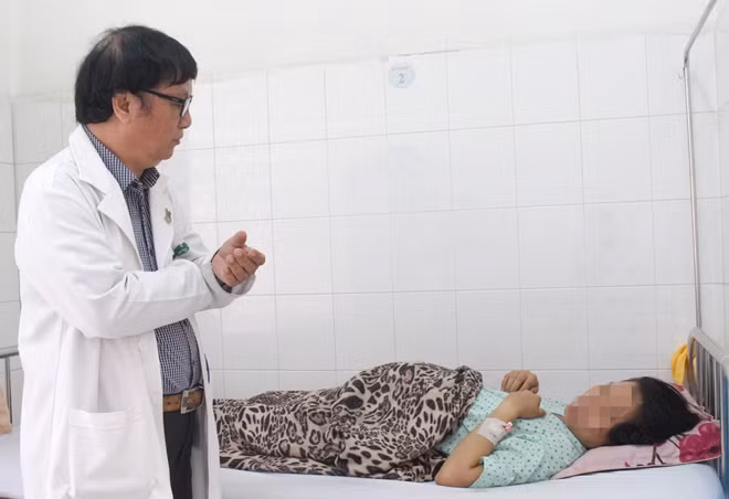 Bác sĩ thăm khám cho sản phụ.
