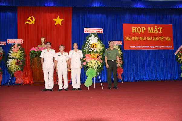 Đại tá Bùi Xuân Hiển, Phó cục trưởng Cục đào tạo Bộ công an trao tặng lẵng hoa của Đảng uỷ Công an Trung ương gửi tới chúc mừng thầy trò trường ĐH CSND.