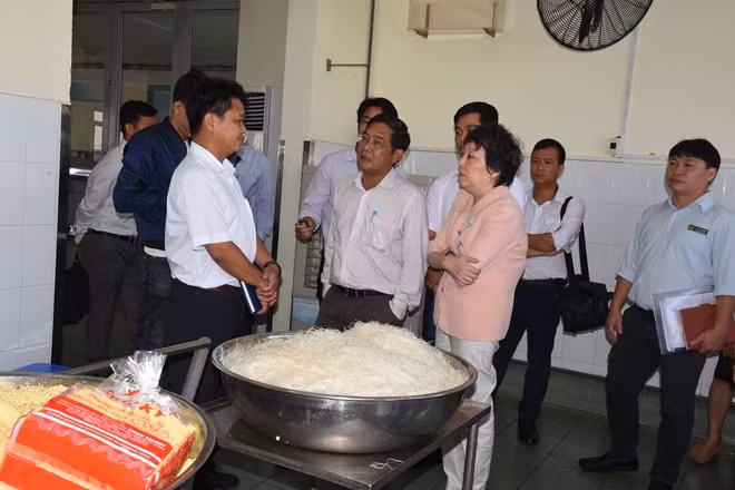 Đoàn thanh kiểm tra trao đổi với Lãnh đạo của Tổng Công ty Thuốc lá Sài Gòn xoay quanh vấn đề mẫu mì vàng bị “dính” hàn the.