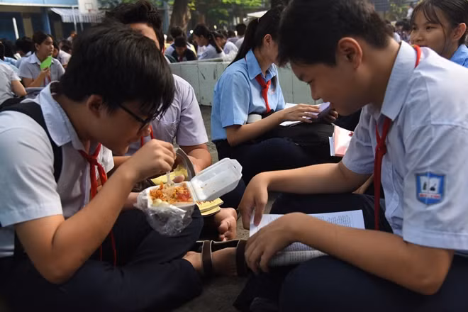 Tranh thủ nạp năng lượng trước giờ ứng thí
