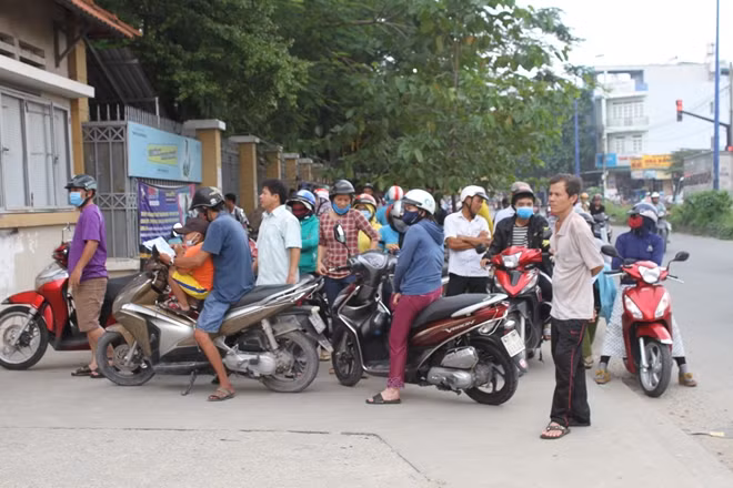 Hồi hộp nhất vẫn là các bậc cha mẹ đứng đợi con bên ngoài cổng trường Các thí sinh cho rằng đề thi dễ và hào hứng vì đề thi thú vị.