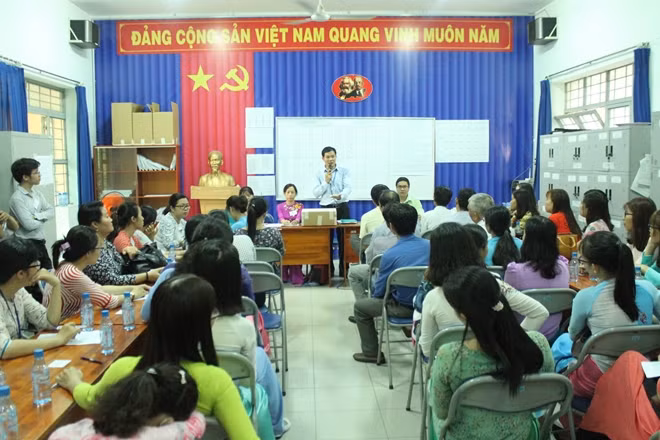Phổ biến cho các cán bộ coi thi trước khi vào làm nhiệm vụ sáng 2-6 tại THCS Nguyễn Trãi-Quận Bình Tân