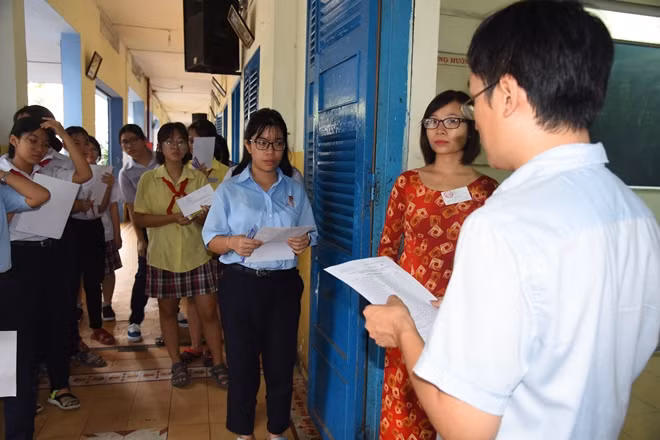 Thí sinh điểm thi THCS Lý Tự Trọng nghe đọc số báo danh vào phòng thi