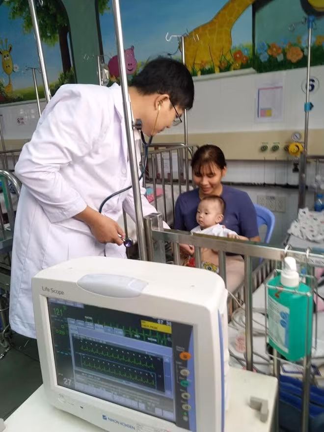 Bé được khám lại sau phẫu thuật và tiếp tục được bác sĩ theo dõi chặt chẽ 24 giờ tới.