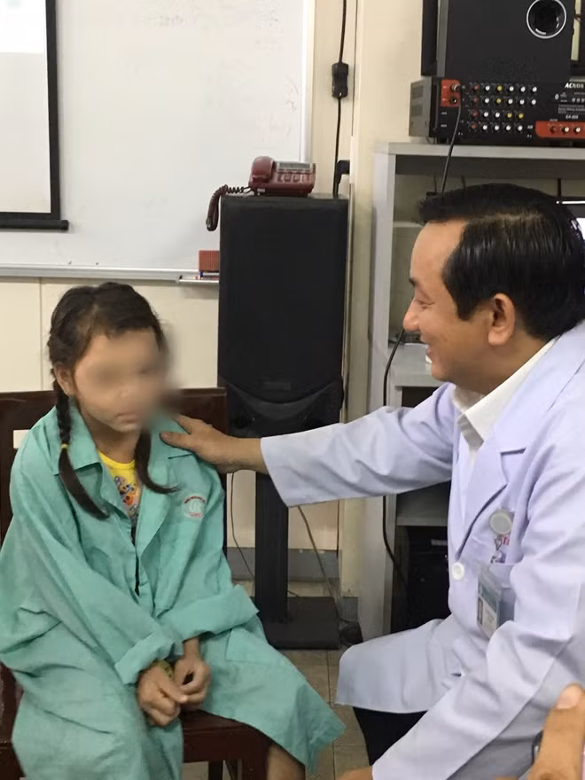 Bé gái Hồ thị S. đã không còn khóc ròng mỗi khi soi gương sau khi được phẫu thuật lấy khối u.