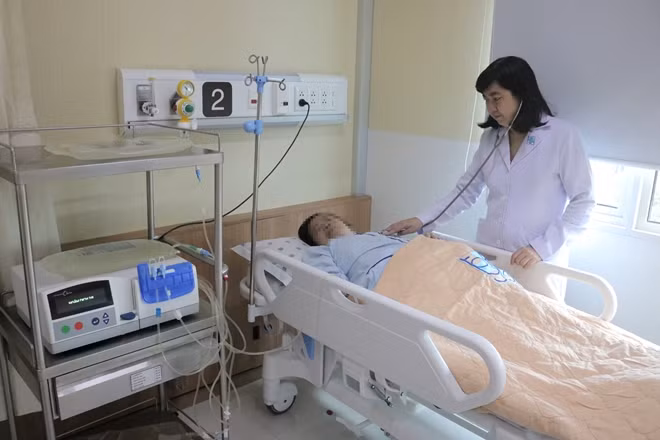 Bệnh nhân đang được điều trị bằng phương pháp lọc màng bụng bằng máy tự động tại BV Đại học Y dược TP Hồ Chí Minh.
