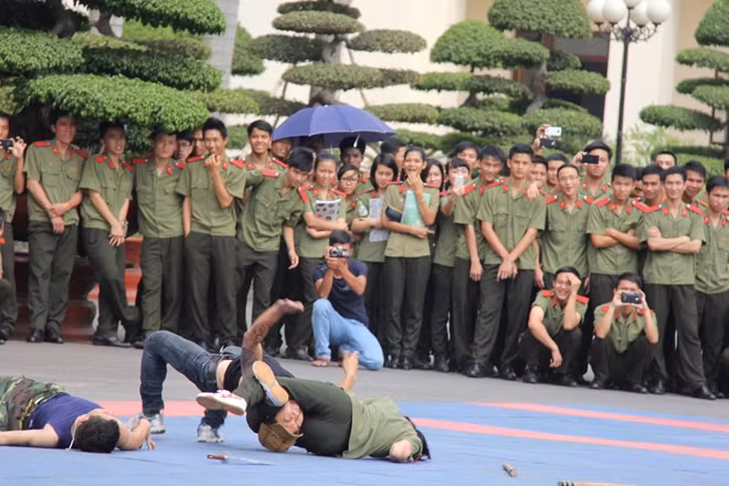 Học viên ĐH ANND trong một dịp biểu diễn võ thuật tại khuôn viên nhà trường.