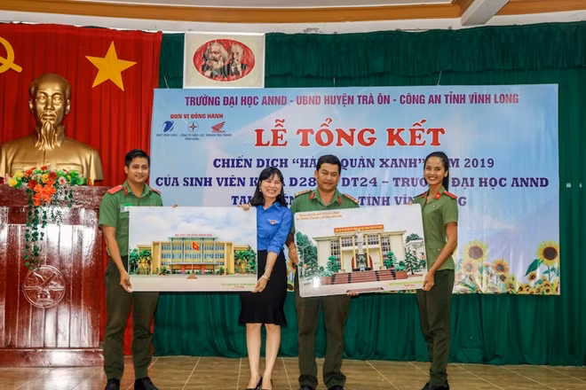 Đoàn trường ĐH ANND trao tặng quà lưu niệm cho Huyện đoàn và Đoàn Công an tỉnh Vĩnh Long.
