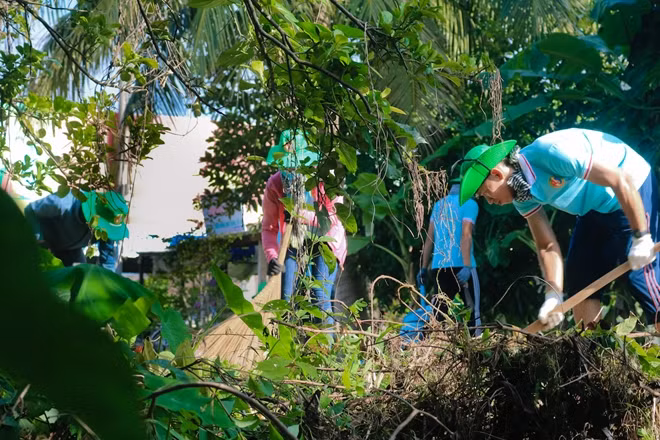 Sinh viên Nhà trường tham gia phát quang bụi rậm, thu gom rác tại địa phương.