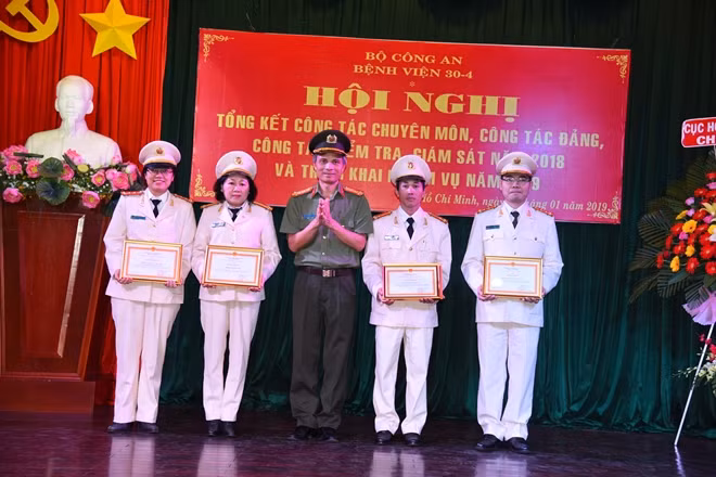 Đại diện cá nhân và tập thể lên nhận Giấy khen về thành tích sơ kết 2 năm cuộc vận động" Xây dựng phong cách người CAND bản lĩnh, nhân văn, vì nhân dân phục vụ".