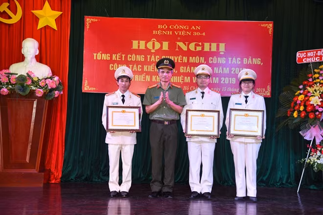 3 Chi bộ được nhận Giấy khen tổ chức đảng "trong sạch, vững mạnh" tiêu biểu.