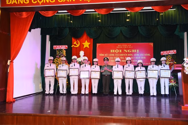 Phó Giám đốc Từ Đức Hiền trao tặng Giấy khen cho đại diện 42 Đảng viên hoàn thành xuất sắc nhiệm vụ 2018.