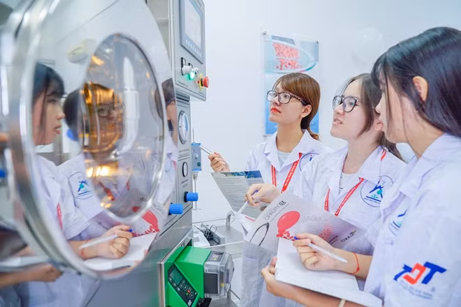 Sinh viên Khoa Dược - trường Đại học Tôn Đức Thắng giờ thực hành với trang thiết bị hiện đại.