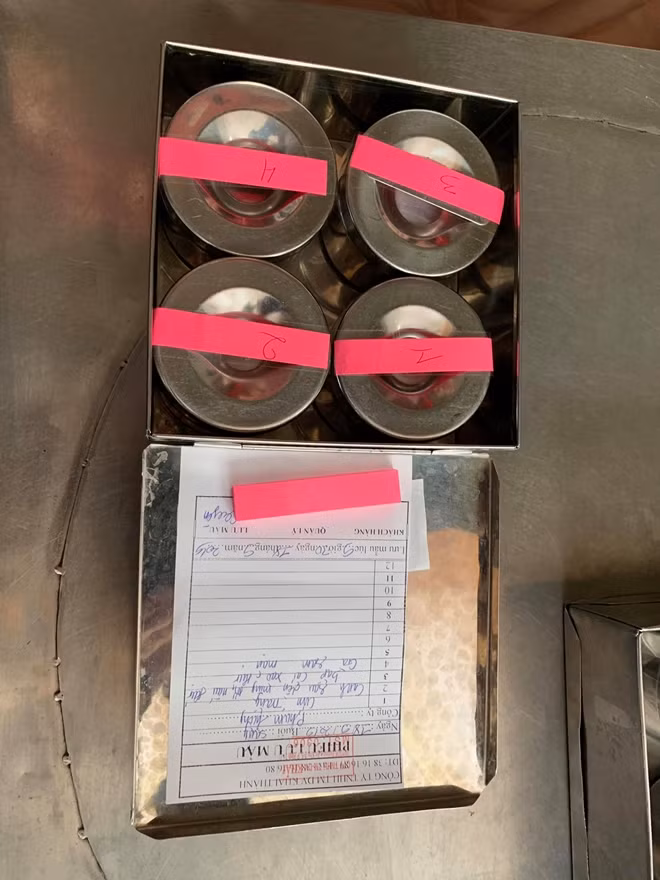 Lưu mẫu thực phẩm tại công ty với các món ăn chế biến trong ngày