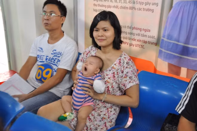 Nhiều bậc cha mẹ đưa con lên Trung tâm y tế dự phòng TPHCM tiêm ngừa cho con.