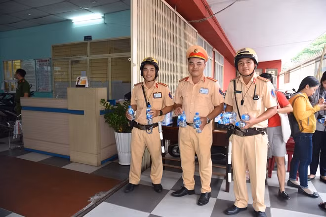 Nước mát trong tay sẵn sàng trao tặng từng thí sinh
