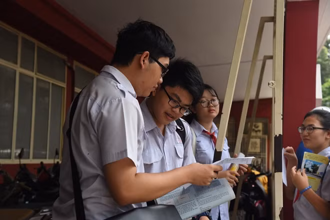 Thí sinh chỉ cho nhau về cách làm câu 6 trong đề thi toán