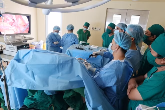 Ê kíp tiến hành nội soi bóc tách thận từ người em trai hiến tặng cho chị gái với sự phối hợp giữa các BS Bệnh viện Chợ Rẫy và BVXA.