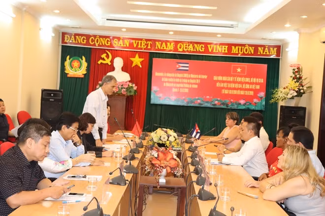 Hai bên cùng nhau trao đổi về những công nghệ, kỹ thuật Y tế đã làm được thời gian gần 1 tháng vừa qua.