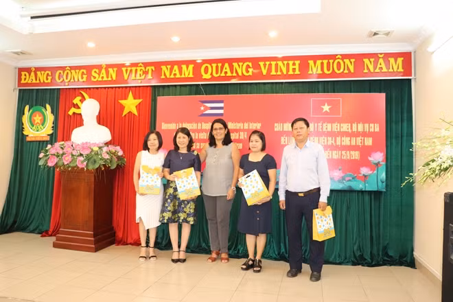 Đại diện đoàn công tác phía Cu ba trao quà cho các trưởng khoa đã cùng phối hợp trong đợt công tác.