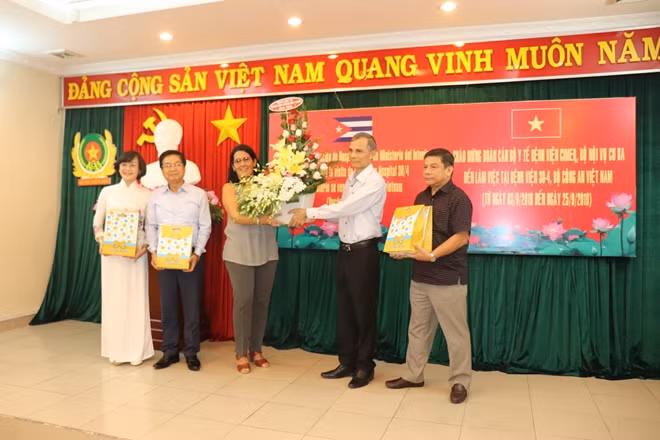 Lãnh đạo BV 30-4, Bộ công an trao quà cho các Chuyên gia Y tế Cu ba