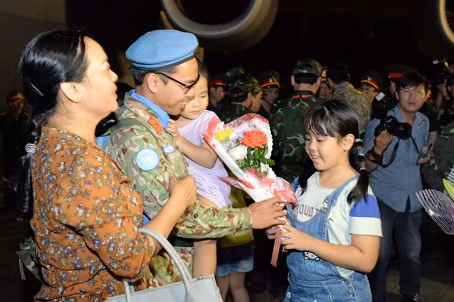 Niềm vui sướng giữa các thành viên trong đoàn bên người thân mong chờ suốt gần 1 năm xa nhà làm nhiệm vụ.