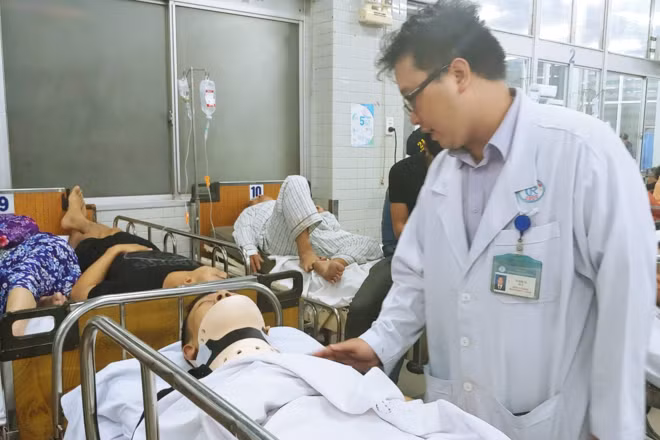 Bác sĩ Khoa cấp cứu BVChợ Rẫy tích cực khẩn trương chăm sóc các bệnh nhân Bác sĩ Khoa cấp cứu BVChợ Rẫy tích cực khẩn trương chăm sóc các bệnh nhân