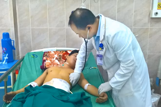 Bệnh nhân được bác sĩ thăm khám sau khi được phẫu thuật thành công.