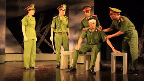 Một cảnh trong vở kịch "Trong mưa giông thấy nắng".