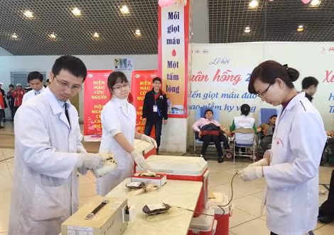 Lượng máu tiếp nhận từ người hiến tặng luôn là món quà vô giá với người bệnh.