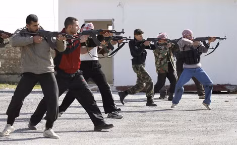 Chiến binh nổi dậy được huấn luyện bên ngoài Idlib, Syria, tháng 2/2012.