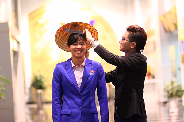 Ánh Viên cùng chàng MC Công Tố của Ghế không tựa. Ánh Viên cùng chàng MC Công Tố của Ghế không tựa.