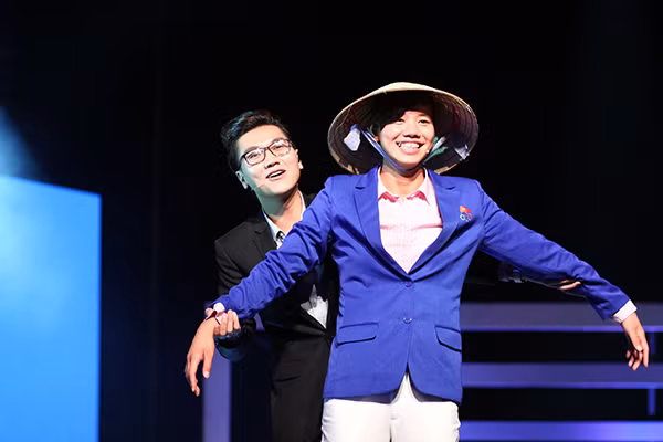Ánh Viên cùng MC Công Tố giang tay như trong... phim Titanic. Ánh Viên cùng MC Công Tố giang tay như trong... phim Titanic.