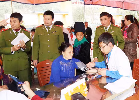 Bác sĩ Công an khám, chữa bệnh cho nhân dân vùng sâu, vùng xa. Ảnh: Anh Hiếu. Bác sĩ Công an khám, chữa bệnh cho nhân dân vùng sâu, vùng xa. Ảnh: Anh Hiếu.