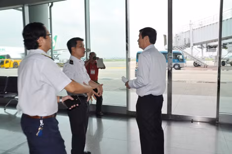 Từ ngày 5/6/2015, hành khách sẽ được phân luồng, giám sát sức khỏe ngay khi xuống khỏi xe buýt, khu vực Cảng Hàng không quốc tế sân bay Tân Sơn Nhất.