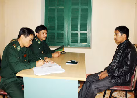 Bộ đội Biên phòng tỉnh Lào Cai đang lấy lời khai của đối tượng mua bán phụ nữ.