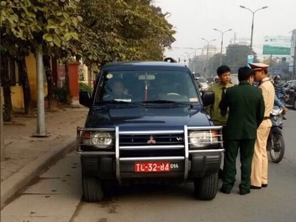 Xe biển đỏ vi phạm giao thông bị lập biên bản sáng 2-12.