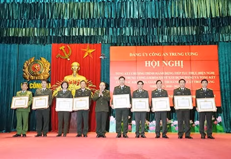 Thứ trưởng Bùi Quang Bền trao Bằng khen của Đảng ủy Công an Trung ương cho các tâp thể có thành tích xuất sắc.